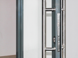 Широкий выбор цветов и ручек для дверей Алютех Ручка-поручень на двери Alutech серого цвета